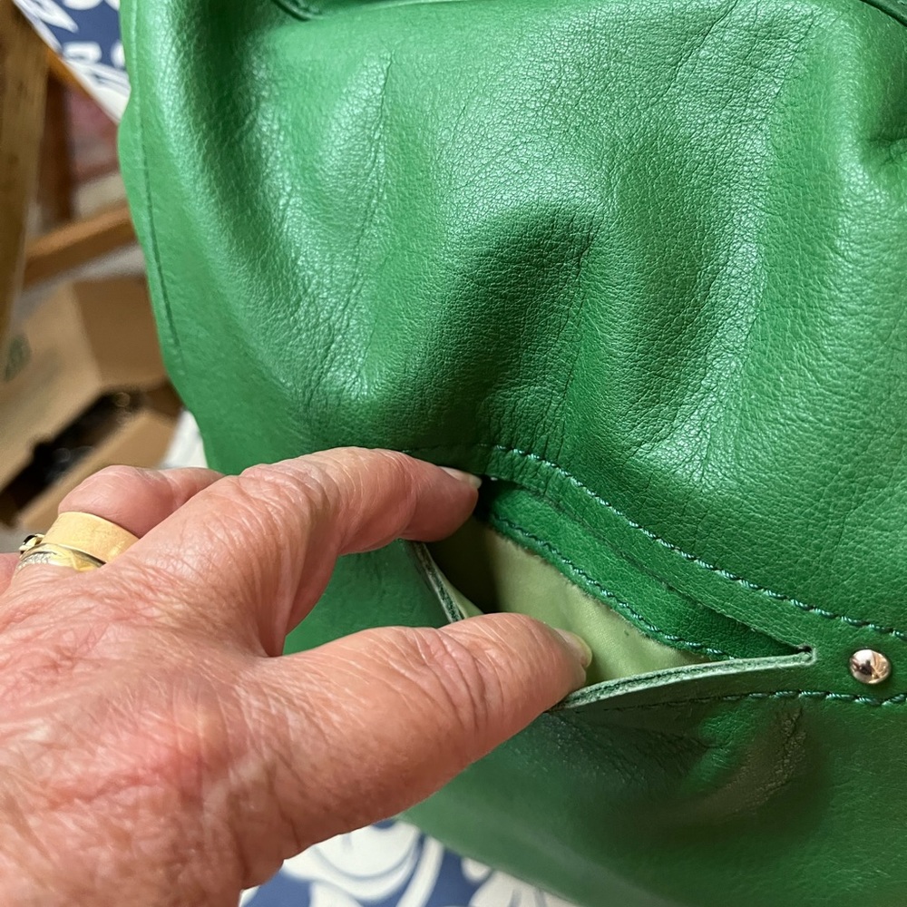 B. Makowsky green soft leather purse with crossbody option fabulous hardware - Picture 3 of 9
